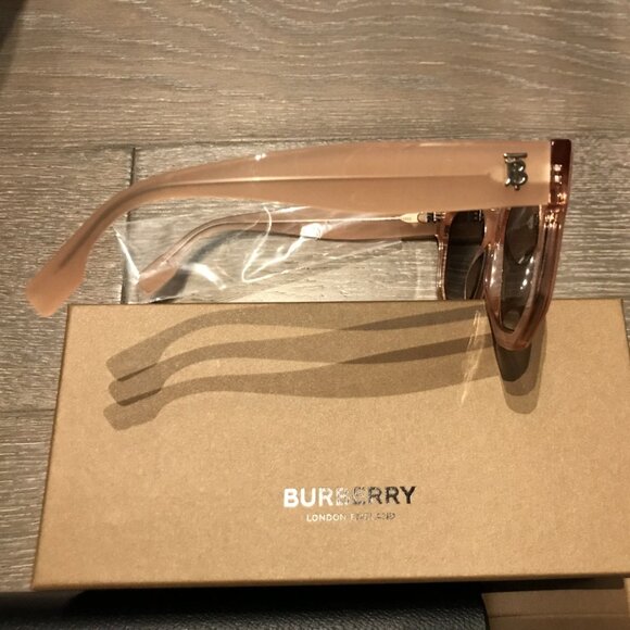 Burberry Pink Sunglasses - NWOT - Picture 4 of 7